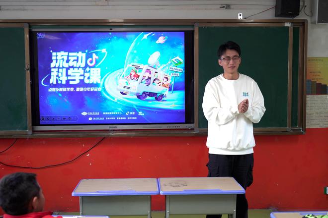 EMC易倍体育官网下载2024“流动科学课”落地青海为西部小学生带去地理、摄影科(图3)